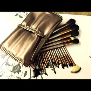 NAKED Makeup brushes + travel case